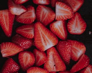 Preview wallpaper strawberries, berries, slices, ripe, red