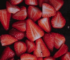 Preview wallpaper strawberries, berries, slices, ripe, red