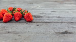Preview wallpaper strawberries, berries, surface