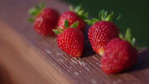 Preview wallpaper strawberries, berries, surface, wood