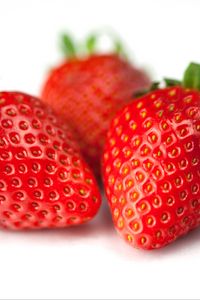 Preview wallpaper strawberries, berries, white background