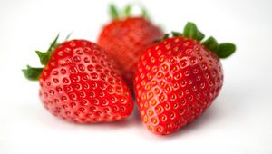 Preview wallpaper strawberries, berries, white background