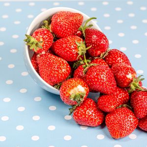 Preview wallpaper strawberries, berry, fruit, glass