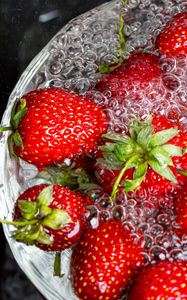 Preview wallpaper strawberries, berry, fruit, bubbles, water