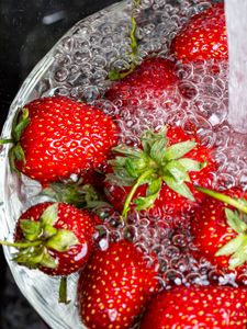 Preview wallpaper strawberries, berry, fruit, bubbles, water