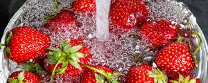 Preview wallpaper strawberries, berry, fruit, bubbles, water