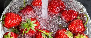 Preview wallpaper strawberries, berry, fruit, bubbles, water
