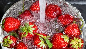 Preview wallpaper strawberries, berry, fruit, bubbles, water