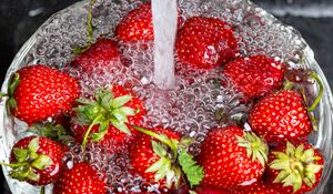 Preview wallpaper strawberries, berry, fruit, bubbles, water