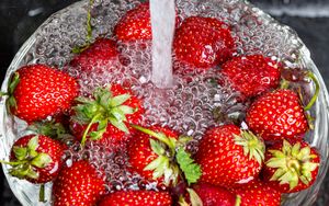 Preview wallpaper strawberries, berry, fruit, bubbles, water