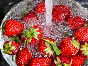 Preview wallpaper strawberries, berry, fruit, bubbles, water
