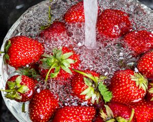Preview wallpaper strawberries, berry, fruit, bubbles, water