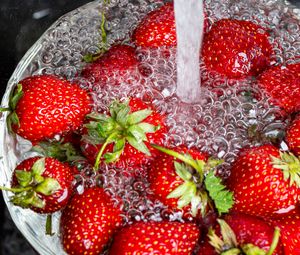 Preview wallpaper strawberries, berry, fruit, bubbles, water