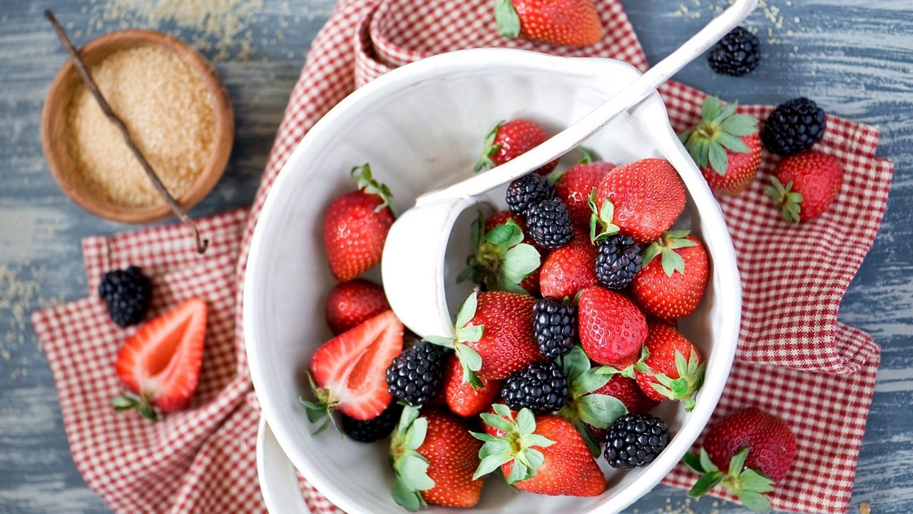 Wallpaper strawberries, blackberries, berries
