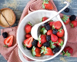 Preview wallpaper strawberries, blackberries, berries