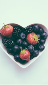 Preview wallpaper strawberries, blackberries, blueberries, berries, white