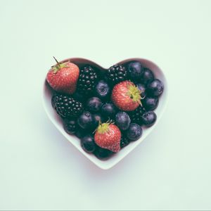 Preview wallpaper strawberries, blackberries, blueberries, berries, white