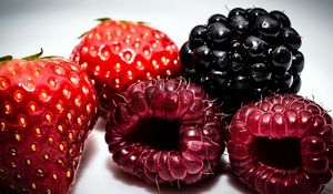 Preview wallpaper strawberries, blackberries, raspberries
