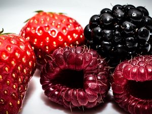 Preview wallpaper strawberries, blackberries, raspberries