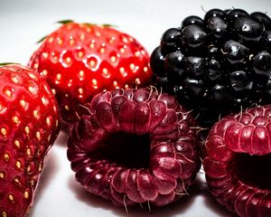 Preview wallpaper strawberries, blackberries, raspberries