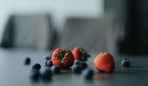 Preview wallpaper strawberries, blueberries, berries, blur