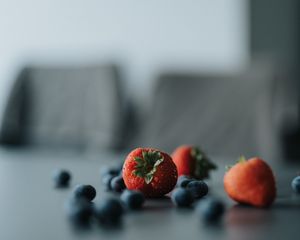 Preview wallpaper strawberries, blueberries, berries, blur
