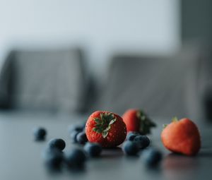 Preview wallpaper strawberries, blueberries, berries, blur