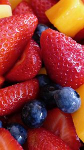 Preview wallpaper strawberries, blueberries, berries, juicy