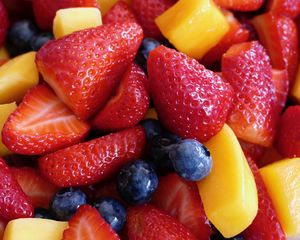 Preview wallpaper strawberries, blueberries, berries, juicy