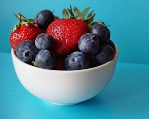 Preview wallpaper strawberries, blueberries, berries, bowl