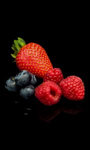Preview wallpaper strawberries, blueberries, raspberries, fruits