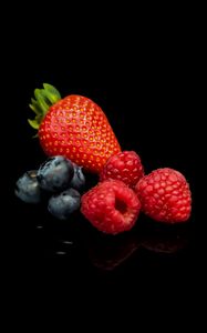 Preview wallpaper strawberries, blueberries, raspberries, fruits