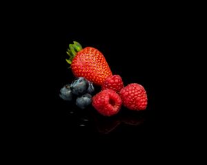 Preview wallpaper strawberries, blueberries, raspberries, fruits