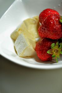 Preview wallpaper strawberries, cheese, plate, food, macro