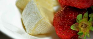 Preview wallpaper strawberries, cheese, plate, food, macro