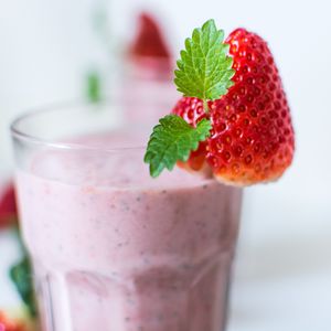 Preview wallpaper strawberries, cocktail, milk, drink
