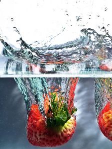 Preview wallpaper strawberries, couple, berry, liquid, water, splash