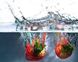 Preview wallpaper strawberries, couple, berry, liquid, water, splash