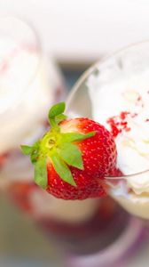Preview wallpaper strawberries, cream, berry, glass