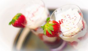 Preview wallpaper strawberries, cream, berry, glass