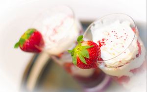 Preview wallpaper strawberries, cream, berry, glass