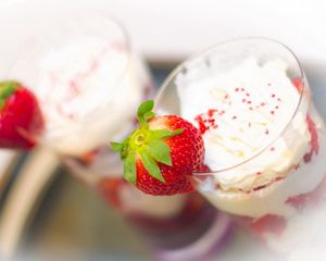 Preview wallpaper strawberries, cream, berry, glass