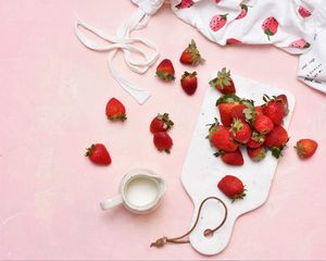 Preview wallpaper strawberries, cream, dessert, pink