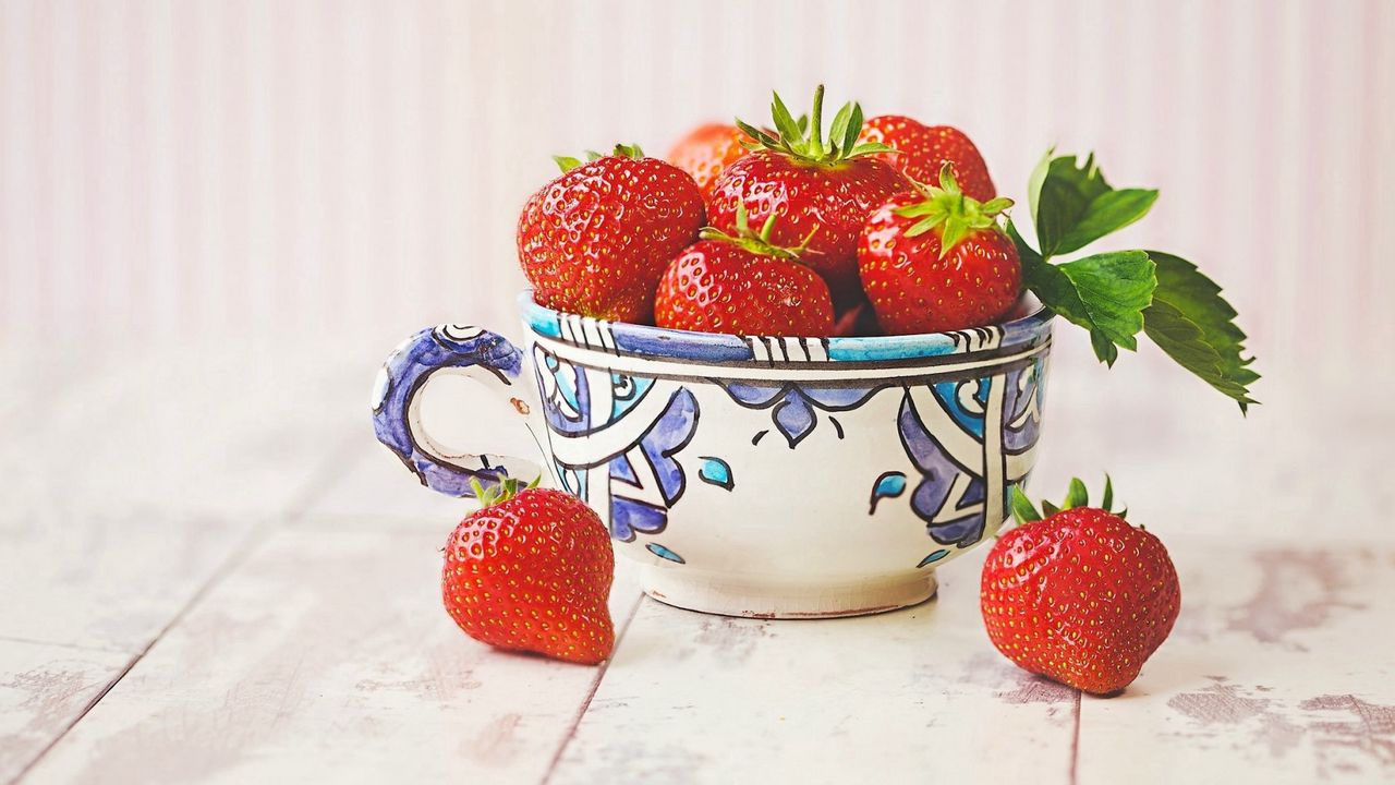 Wallpaper strawberries, cup, berries, ripe