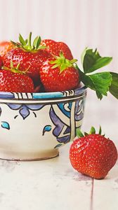 Preview wallpaper strawberries, cup, berries, ripe