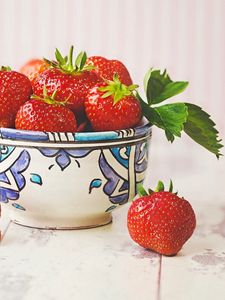 Preview wallpaper strawberries, cup, berries, ripe