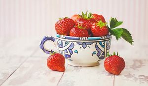 Preview wallpaper strawberries, cup, berries, ripe