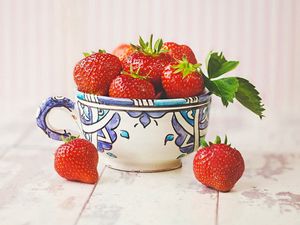 Preview wallpaper strawberries, cup, berries, ripe