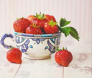 Preview wallpaper strawberries, cup, berries, ripe