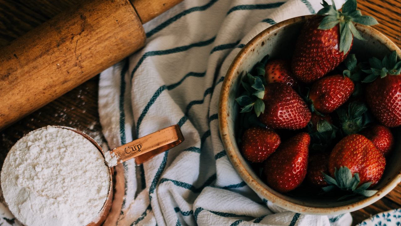 Wallpaper strawberries, flour, eggs, cooking